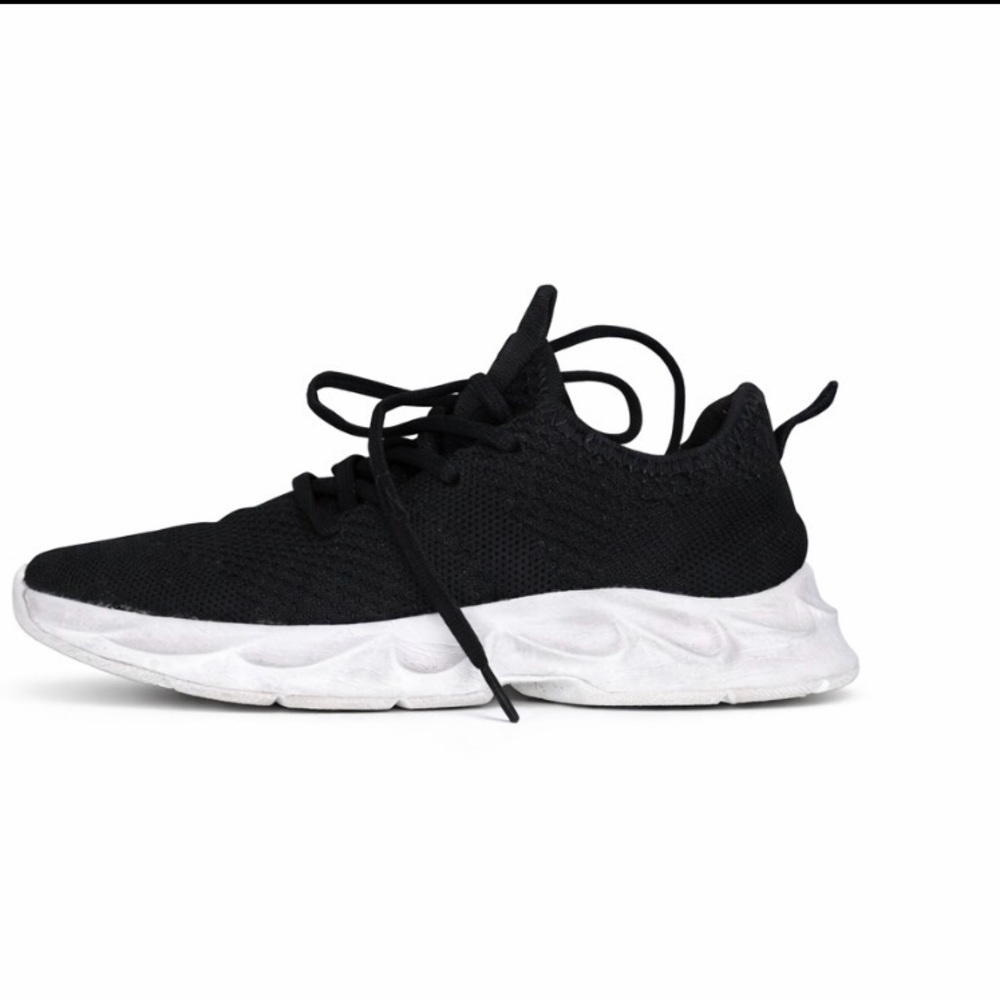 Black and White Athletic Sneakers light weight breathable running/workout SZ 5.5